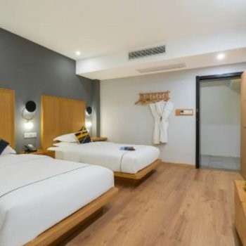 燕飞·阳台观景度假双床房（慕思乳胶床垫+河畔露台观四季之美）图2