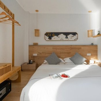 燕冬·阳台观景度假大床房（慕思乳胶床垫+临窗观景浴缸+河畔露台观四季之美）图4